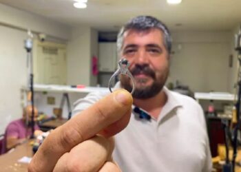 Evlilik yıldönümünde eşine meteor taşından "tektaş" yaptırdı