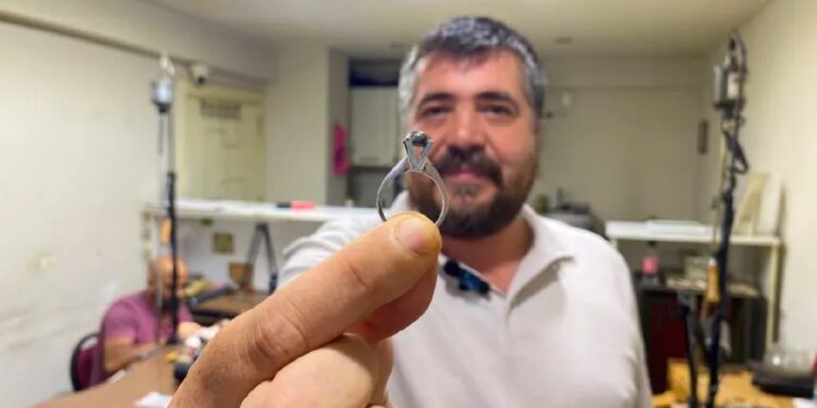 Evlilik yıldönümünde eşine meteor taşından "tektaş" yaptırdı