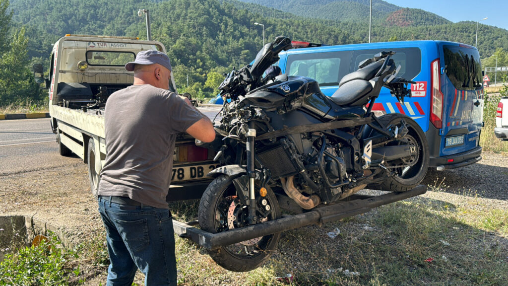 Feci Kaza! Motosikleti Devrilen Sürücüye Araçlar Çarptı