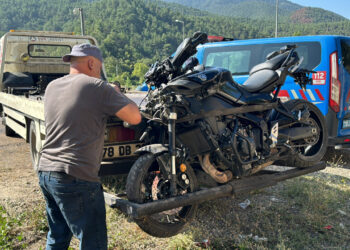 Feci Kaza! Motosikleti Devrilen Sürücüye Araçlar Çarptı