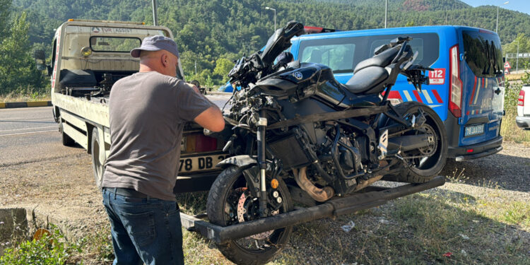 Feci Kaza! Motosikleti Devrilen Sürücüye Araçlar Çarptı