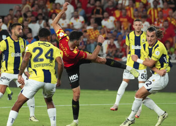 Fenerbahçe 2 farklı önde olduğu maçta duraklamalarda yıkıldı, İzmir'den 1 puanla ayrıldı