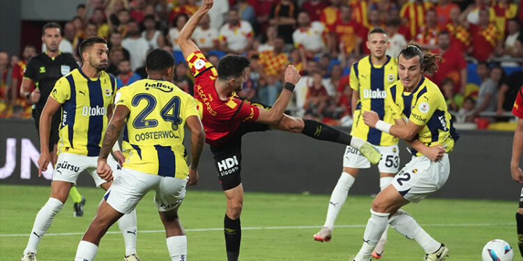 Fenerbahçe 2 farklı önde olduğu maçta duraklamalarda yıkıldı, İzmir'den 1 puanla ayrıldı