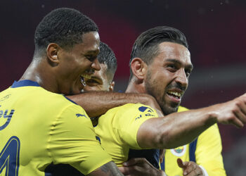 Fenerbahçe uzatmalarda yıkıldı; tur umutlarını Kadıköy'e bıraktı