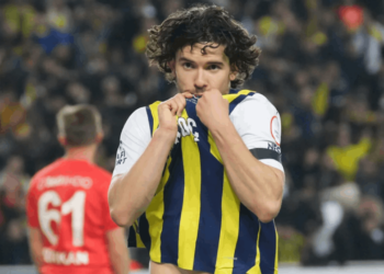 Fenerbahçe'de Ferdi Kadıoğlu Resmen İngiltere Yolcusu: Kararını Yönetime Bildirdi