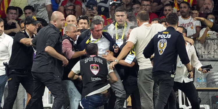 Fenerbahçe’den sert açıklama: “Bu futbol teröristinin ayrıcalığı kimden, nereden geliyor?”