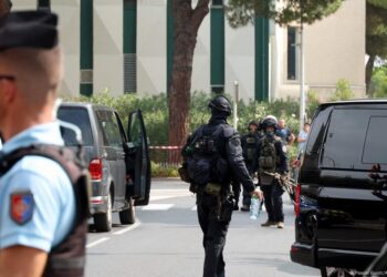 Fransa'da sinagog önünde patlama: Bir polis yaralı
