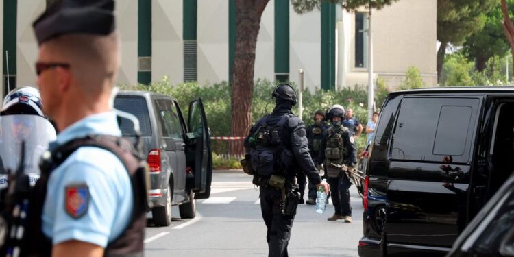 Fransa'da sinagog önünde patlama: Bir polis yaralı