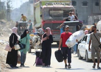 Gazzeli yetkililer: İsrail, 450 bin Filistinliyi göçe zorladı