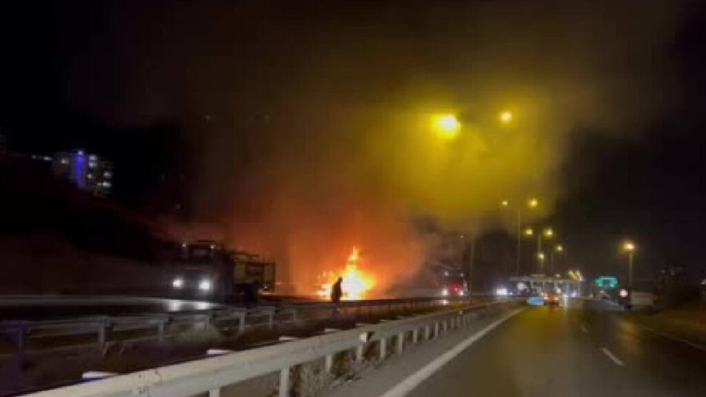 Gişe Çıkışında Feci Kaza! Araçta Sıkışan Sürücü Öldü