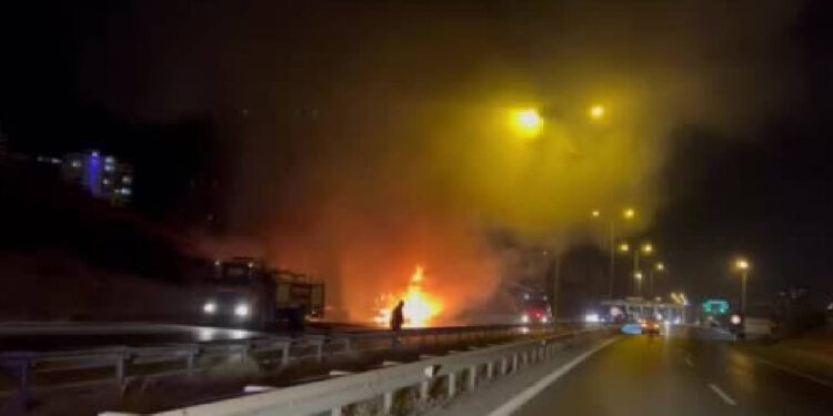 Gişe Çıkışında Feci Kaza! Araçta Sıkışan Sürücü Öldü