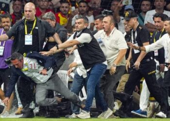 Göztepe maçında sahaya inen Ali Koç'a yabancı madde isabet etti; sahaya inen akreditasyonlu Fatih Özkan, Koç'u iterek yere düşürdü!