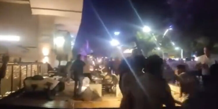 Haniye Eyleminde Starbucks ve Burger King'e Saldırı: Camlar Kırıldı, Müşteriler Darp Edildi!