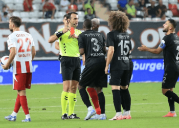 Hatayspor'dan Olaylı Maça İlişkin Açıklama: Hakem Can Güvenliğini Korumak İçin...