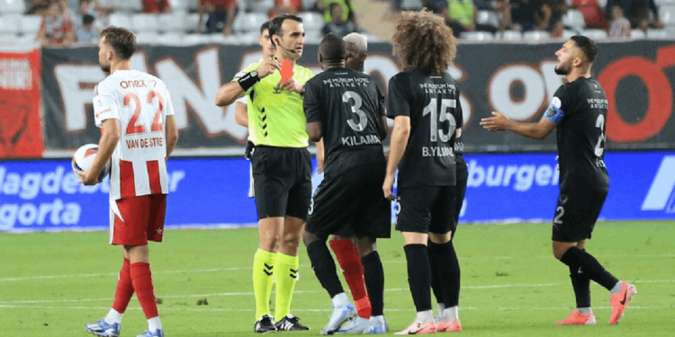 Hatayspor'dan Olaylı Maça İlişkin Açıklama: Hakem Can Güvenliğini Korumak İçin...