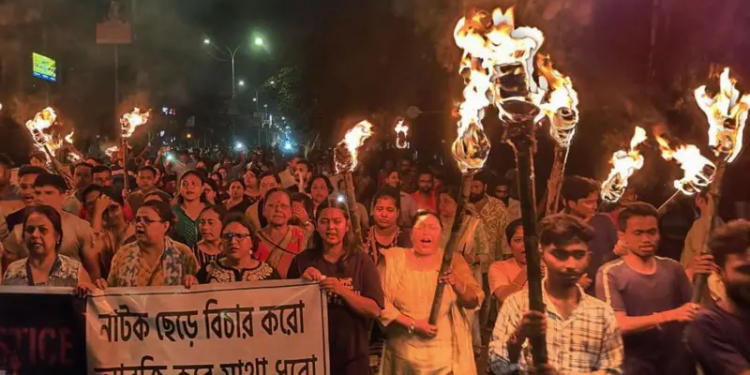 Hindistan’da on binlerce kişi stajyer doktorun tecavüze uğrayarak öldürülmesi sonrası sokaklara döküldü