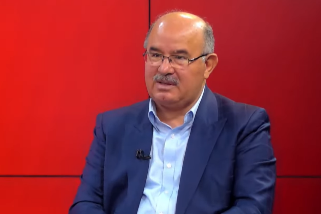 Hüseyin Çelik’ten ‘Kürtçe’ yazıların silinmesine tepki: “Kürtleri, PKK’nın kucağına itiyorsunuz!”