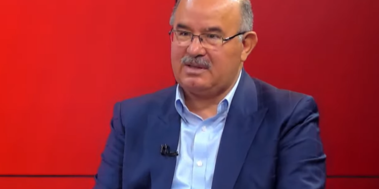 Hüseyin Çelik’ten ‘Kürtçe’ yazıların silinmesine tepki: “Kürtleri, PKK’nın kucağına itiyorsunuz!”