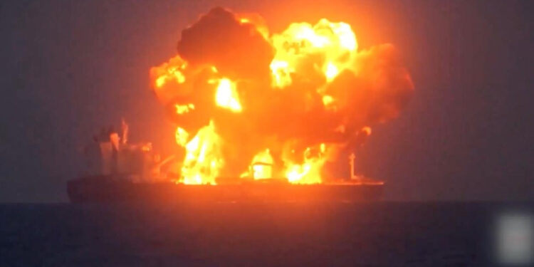 Husiler, Yunan Gemisini Vurdu