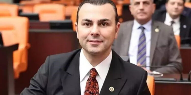 İYİ Partili İzsiz, AKP'ye Katılacağını 'Yuvama Dönüyorum' Diyerek Açıkladı