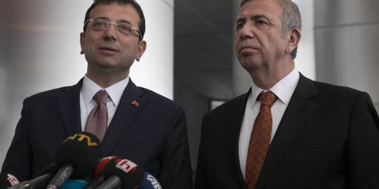 İmamoğlu ve Yavaş mücadelesi partiyi bölecek bir noktaya ulaşırsa Özgür Özel aradan sıyrılıp cumhurbaşkanı adayı olur mu?