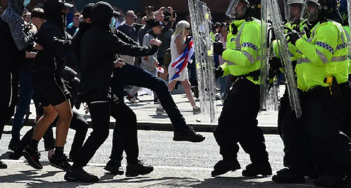 İngiltere’de alarm: Haftasonu aşırı sağın sokaklara inmesi bekleniyor