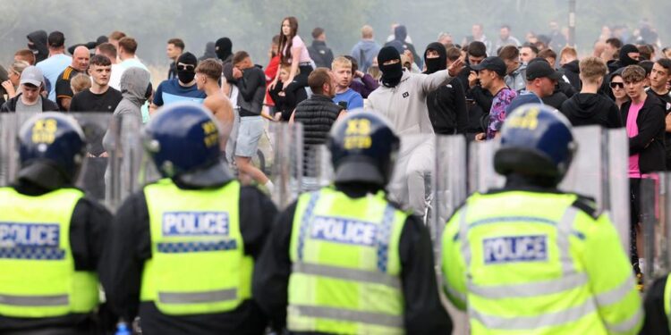 İngiltere'de şiddet olaylarına müdahale için "özel polis ordusu"
