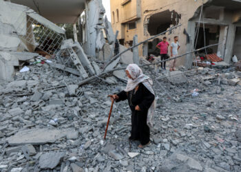 İsrail, Gazze'de sivillerin sığındığı okulu vurdu: En az 15 ölü