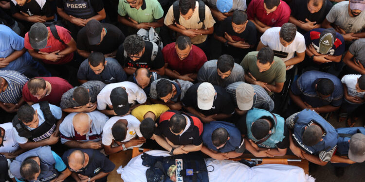 İsrail gazetecileri vurdu; Al Jazeera muhabiri ve kameramanı hayatını kaybetti