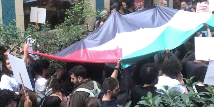 İsrail'in İstanbul Başkonsolosluğu önünde Filistin'e destek eylemi: Nehirden denize özgür Filistin