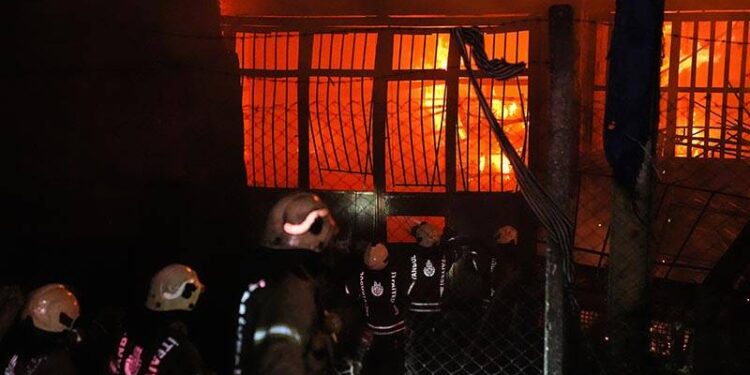 İstanbul'da fabrikada çıkan yangın kontrol altında