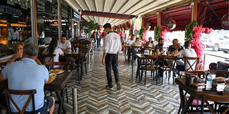 İstihdamda 2023'te en yüksek payı hizmet sektörü aldı