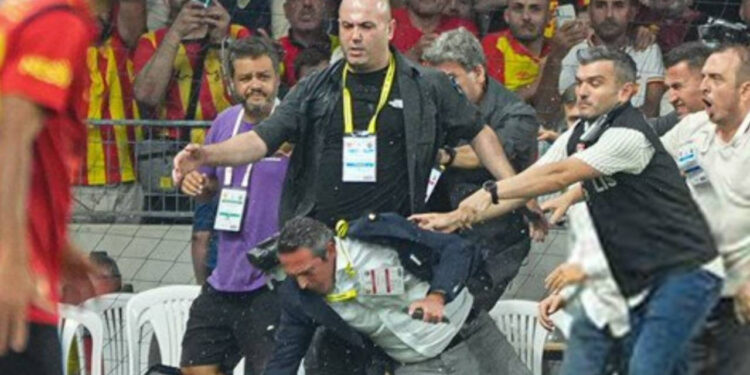 İzmir'de Olaylı Gece: Fenerbahçe’den Çok Sert Göztepe Açıklaması