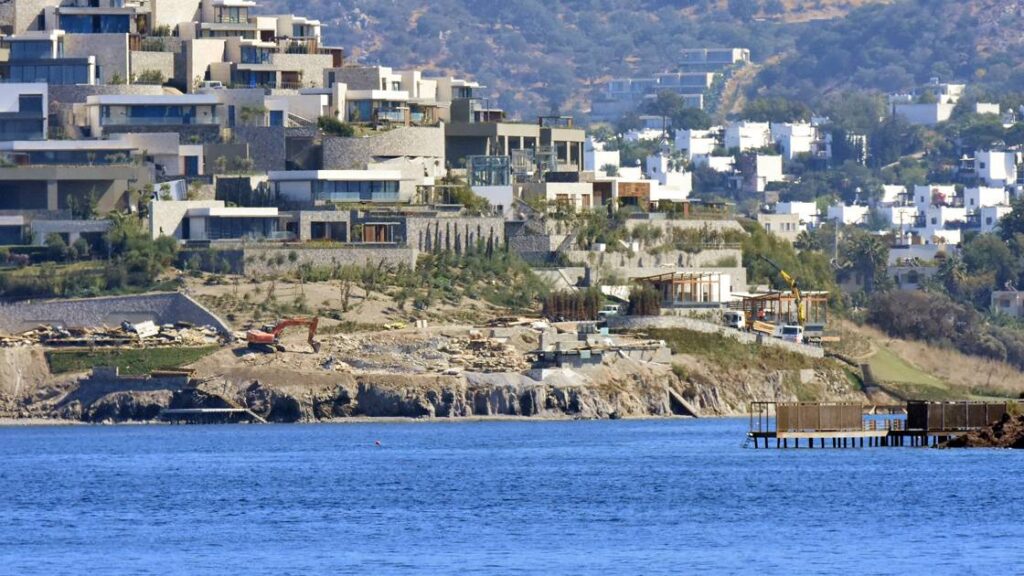 Kaçak yapıyla mücadele eden Bodrum Belediyesi'nin yaptığı bina 'kaçak' çıktı