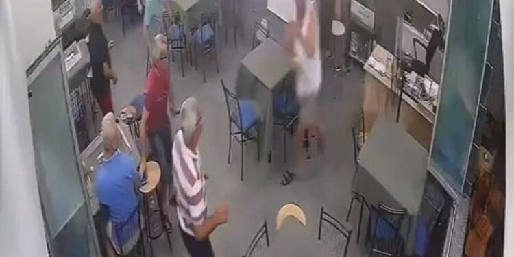 Kahvehaneye Girdi, İşletmeciyi Bıçakladı