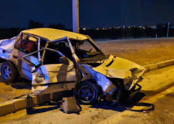 Kamyon ile Çarpışan Otomobil Savruldu: 2 Kişi Hayatını Kaybetti