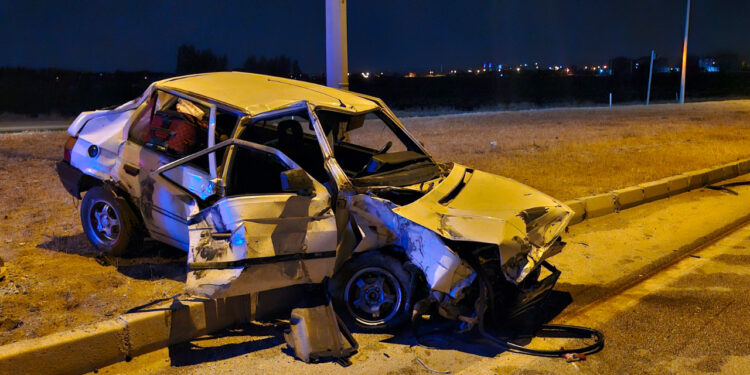 Kamyon ile Çarpışan Otomobil Savruldu: 2 Kişi Hayatını Kaybetti