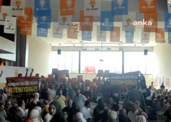 Kandıralılar atık tesisi projesini protesto etti: Murat Kurum konuşurken slogan atıp pankart açtılar