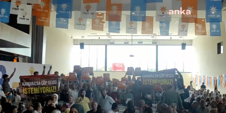 Kandıralılar atık tesisi projesini protesto etti: Murat Kurum konuşurken slogan atıp pankart açtılar