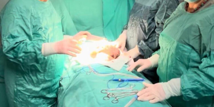 Karın Ağrısı Şikayetiyle Gitti, Midesinden Çıkanlar Şoke Etti