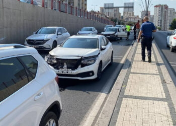 Kayseri'de 3 Aracın Karıştığı Zincirleme Kaza!