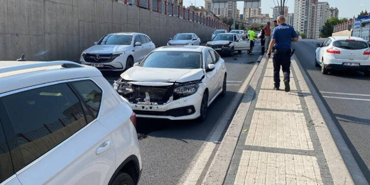 Kayseri'de 3 Aracın Karıştığı Zincirleme Kaza!
