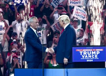 Kennedy Jr. yarıştan Trump lehine çekildi; Trump, Kennedy suikasti belgelerini yayınlama sözü verdi