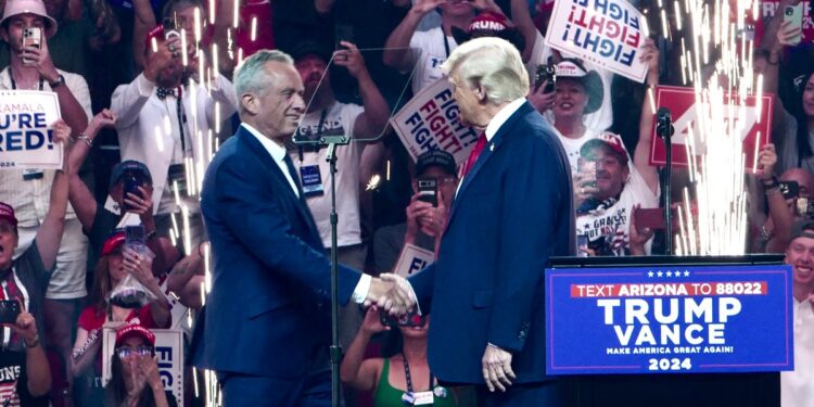 Kennedy Jr. yarıştan Trump lehine çekildi; Trump, Kennedy suikasti belgelerini yayınlama sözü verdi