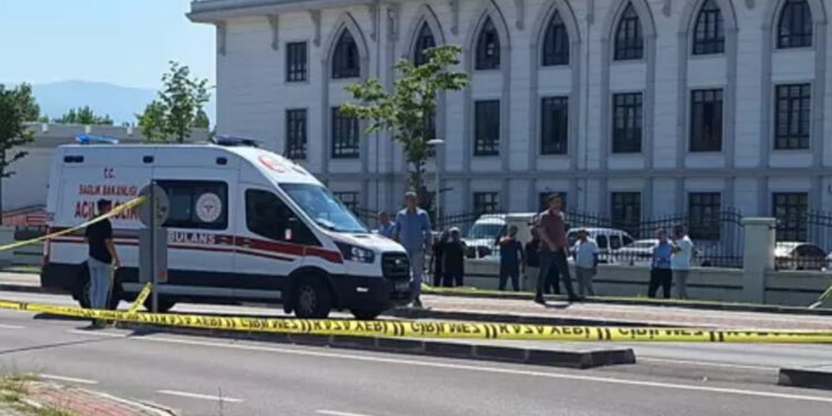 Kocaeli Emniyet Müdürlüğü’nde bıçaklı saldırgan paniği: Bacağından vurulup etkisiz hale getirildi