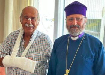 Küfür etmedik, iki elinde poşet olduğu için yüzüstü düştü