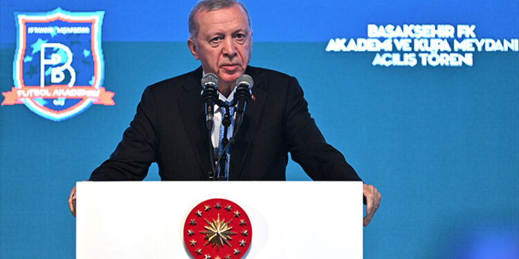 Kulüp ayırmadan Türk futboluna katkı yapan her türlü girişimi teşvik ettim