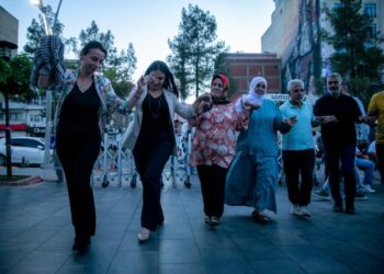 Kürtçe şarkı eşliğinde halay çektikleri için gözaltı
