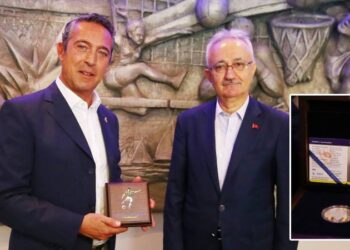Lefter Küçükandonyadis’in hatıra parası Fenerbahçe Kulübü Başkanı Ali Koç’a hediye edildi