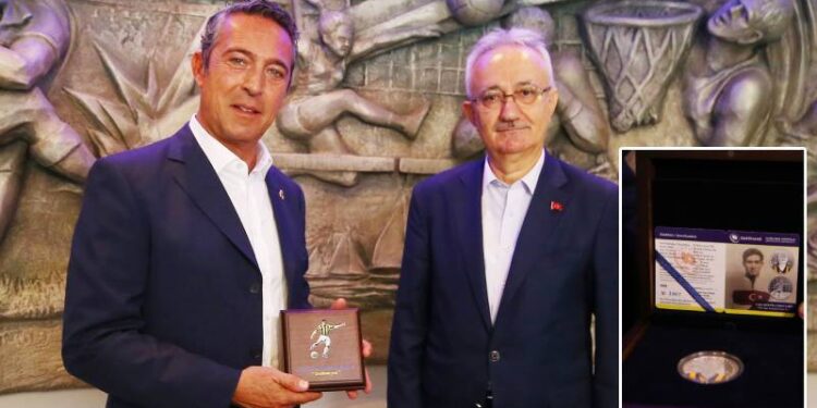 Lefter Küçükandonyadis’in hatıra parası Fenerbahçe Kulübü Başkanı Ali Koç’a hediye edildi